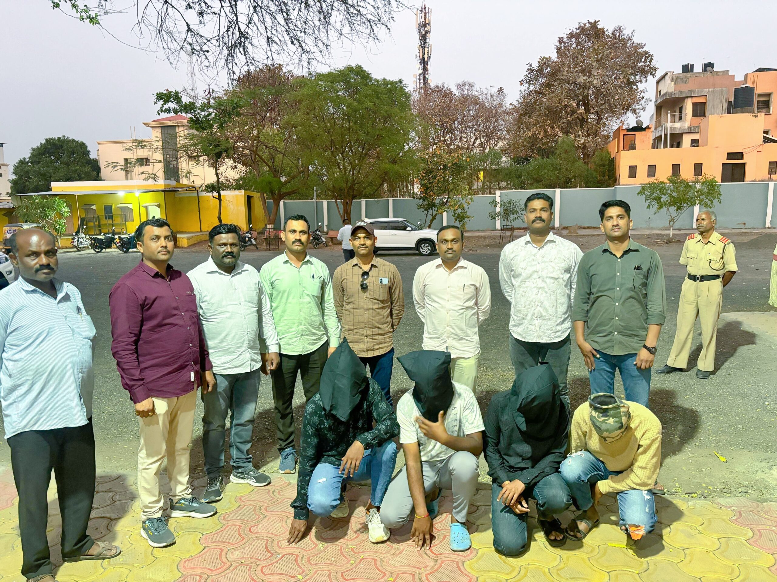 अंबाजोगाईत जबरी चोरी करणारे चार आरोपी जेरबंद स्थानिक गुन्हे शाखेची कामगिरी; मोबाईल व दुचाकी जप्त