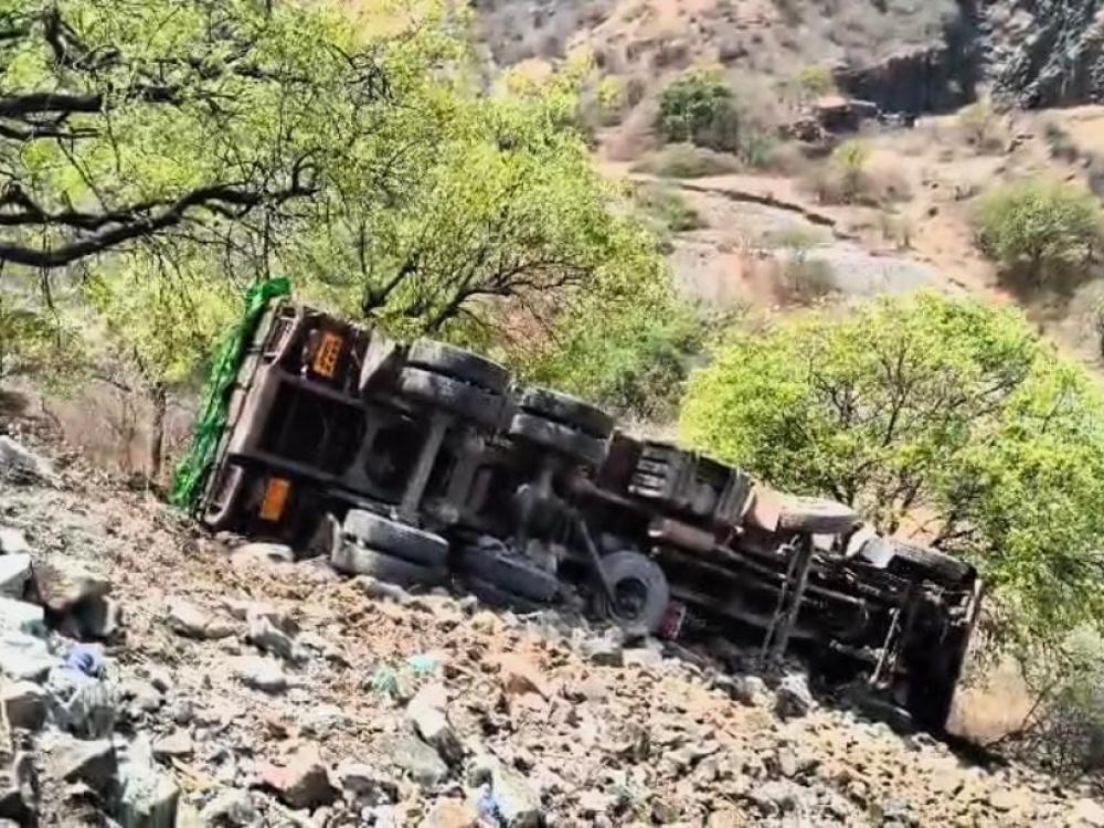 अपघाताची मालिका थांबता थांबेना;धारूर घाटाच्या दरीत कोसळला ट्रक