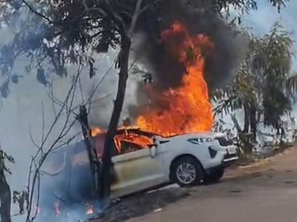 बांधाला लावलेली आग पडली महागात चारचाकी जाळून खाक