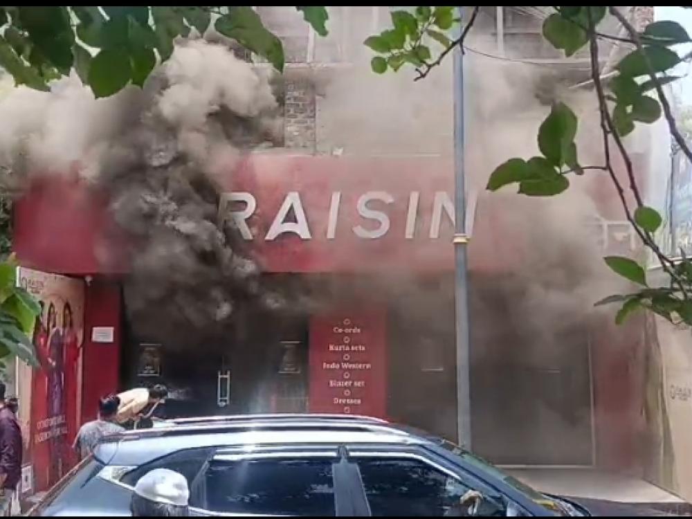 परळीत कपड्याच्या मॉलला भीषण आग…