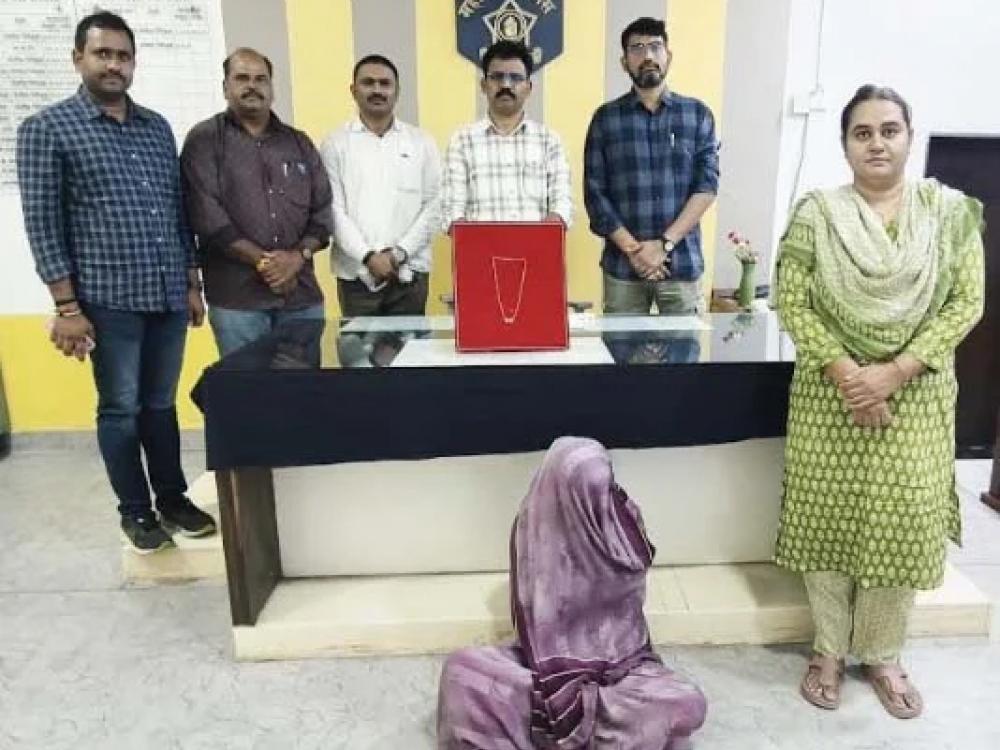 दागिने चोरणाऱ्या महिलेला ठोकल्या बेड्या