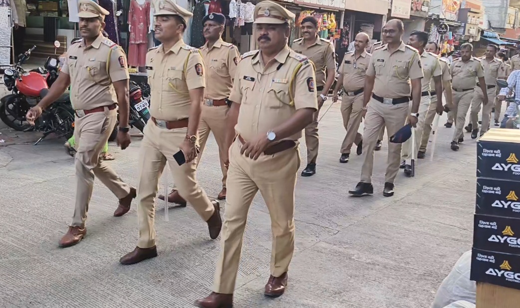बकरी ईदच्या पार्श्वभूमीवर कोतवाली पोलिसांचा अंबाजोगाई शहरात रूट मार्च ; नागरिकांना शांततेचा संदेश