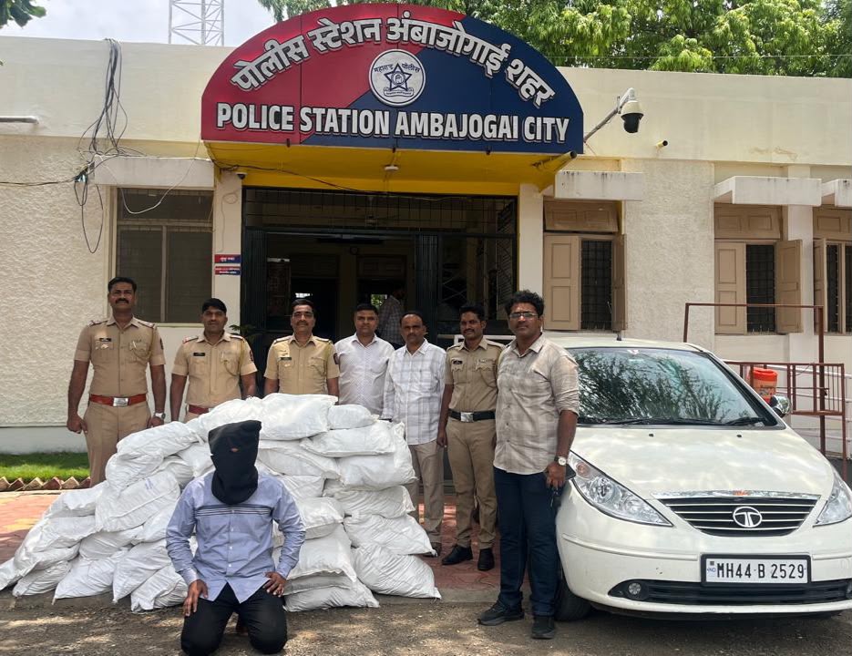 अंबाजोगाई शहर पोलीस निरीक्षक शरद जोगदंड यांची धडक कारवाई : 7.90 लाखांचा प्रतिबंधित गुटखा व वाहन जप्त