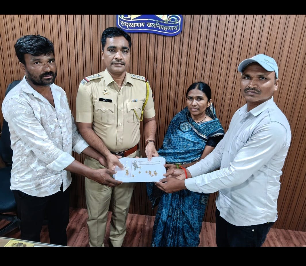 सीसीटीव्हीच्या मदतीने हरवलेले सव्वादोन लाखांचे सोन्याचे दागिने मालकिणीला परत