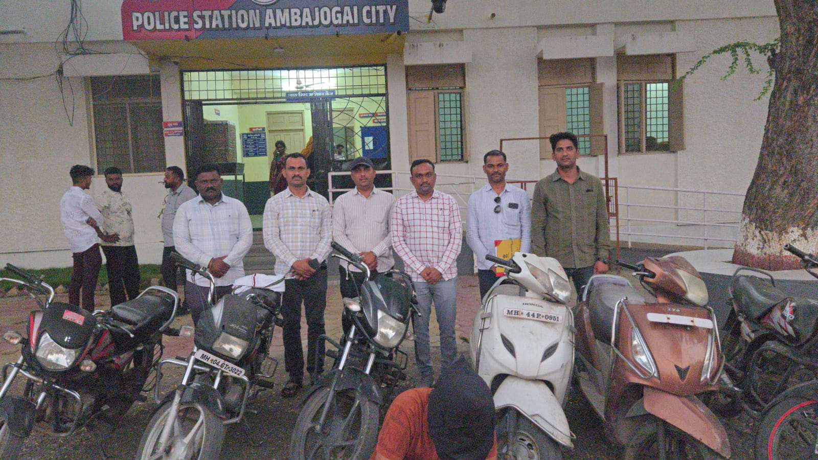 मोटार सायकल चोरट्याला स्थानिक गुन्हे शाखेच्या पथकाने ठोकल्या बेड्या; सहा दुचाकी जप्त, तीन चोरीचे गुन्हे उघडकीस 