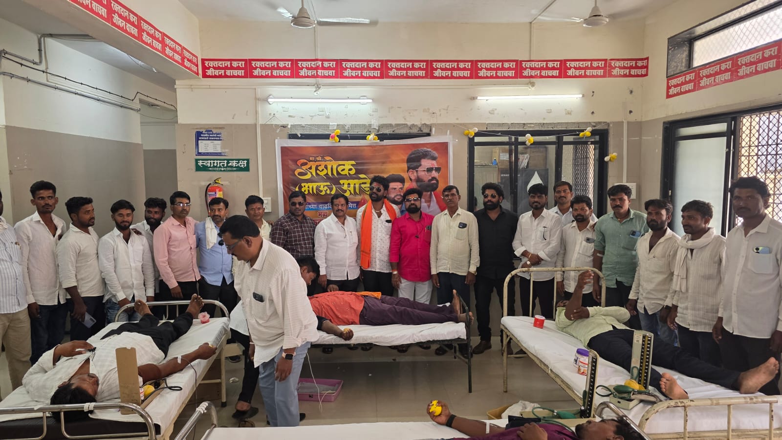 वाढदिवसाचे औचित्य साधून अशोक आडे मित्रमंडळाचा स्तुत्य सामाजिक उपक्रम; रक्तदान शिबिरात ५१ रक्तदात्यांचा उत्स्फूर्त सहभाग, विद्यार्थ्यांना फळे व शालेय साहित्याचेही वाटप