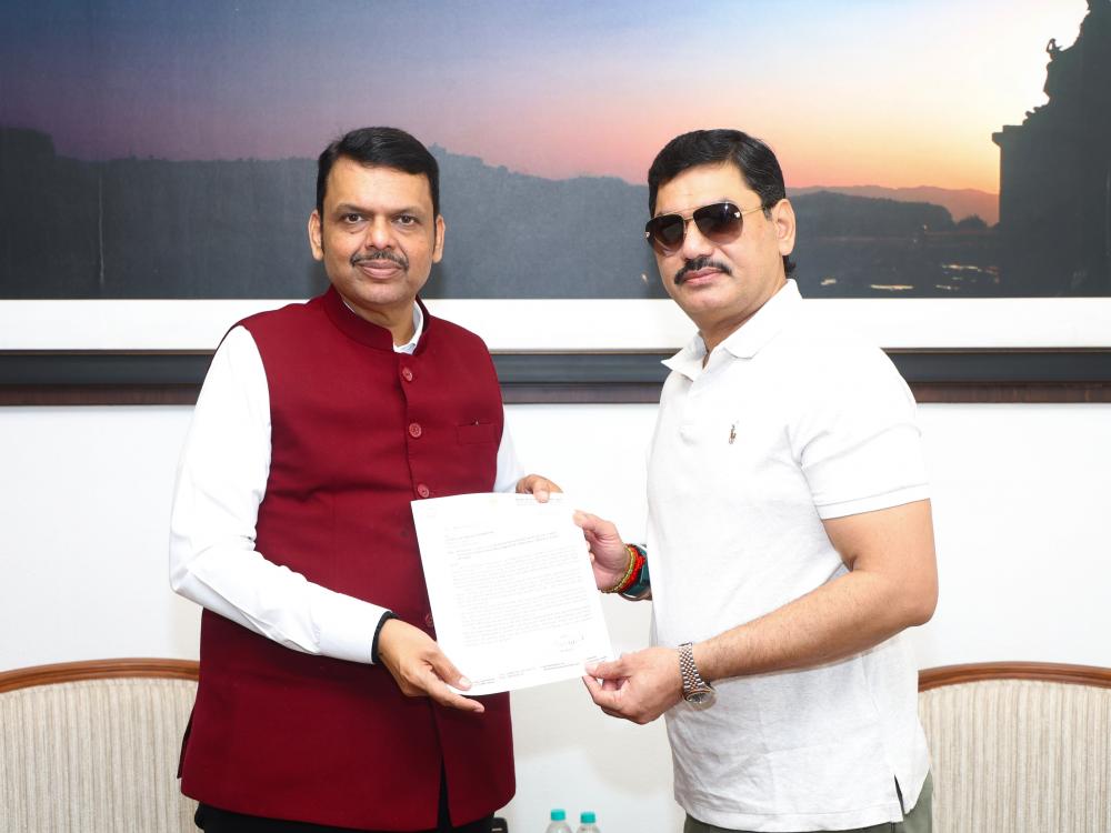 विलास घुलेच्या न्यायासाठी मुंडेंनी घेतली मुख्यमंत्र्यांची भेट