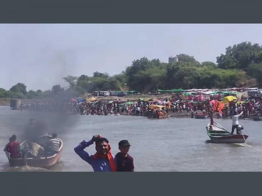 पुरुषोत्तमपुरीत गोदावरीत बोट उलटली