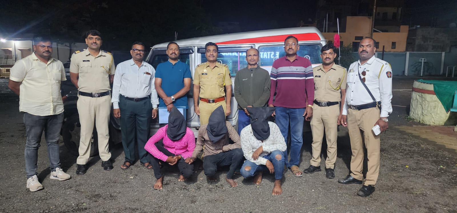 अंबाजोगाई पोलिसांचा ‘२४ तासांत’ मोठा पराक्रम! एसबीआय एटीएम फोडणारी टोळी जेरबंद; ३ आरोपी अटकेत, महिंद्रा मॅक्स वाहन जप्त