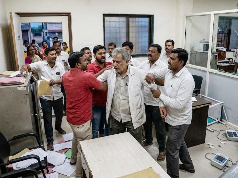 डॉक्टर मारहाण प्रकरणात अखेर गुन्हा दाखल